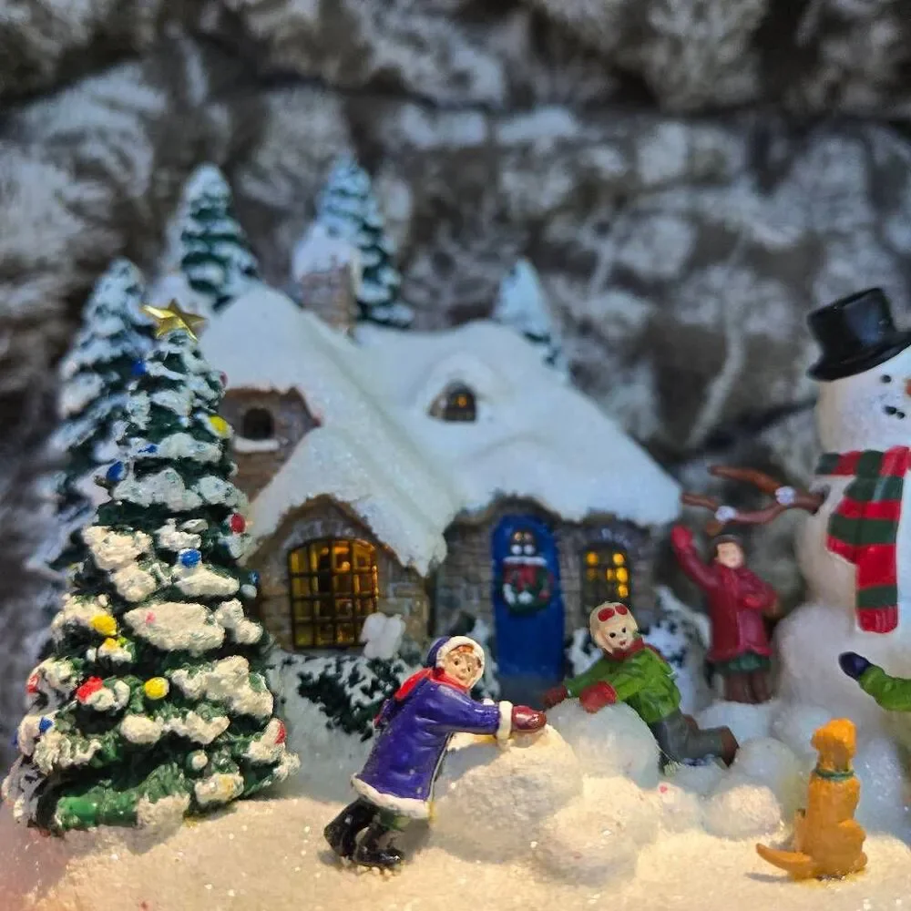 Thomas Kinkade Everett's Cottage lighted Christmas Village House